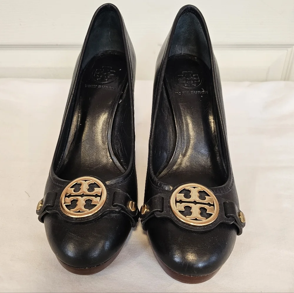 Tory Burch Wooden Tall Heel Calista Pumps Gold Logo